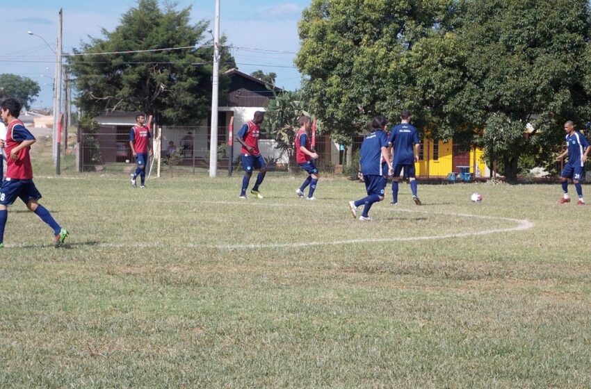 Jogadores convivem com forte calor na pré-temporada do Glória