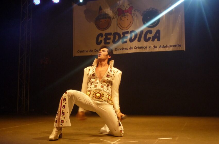 Aniversário do Cededica com show de cover de Elvis Presley lotou a Casa do Povo