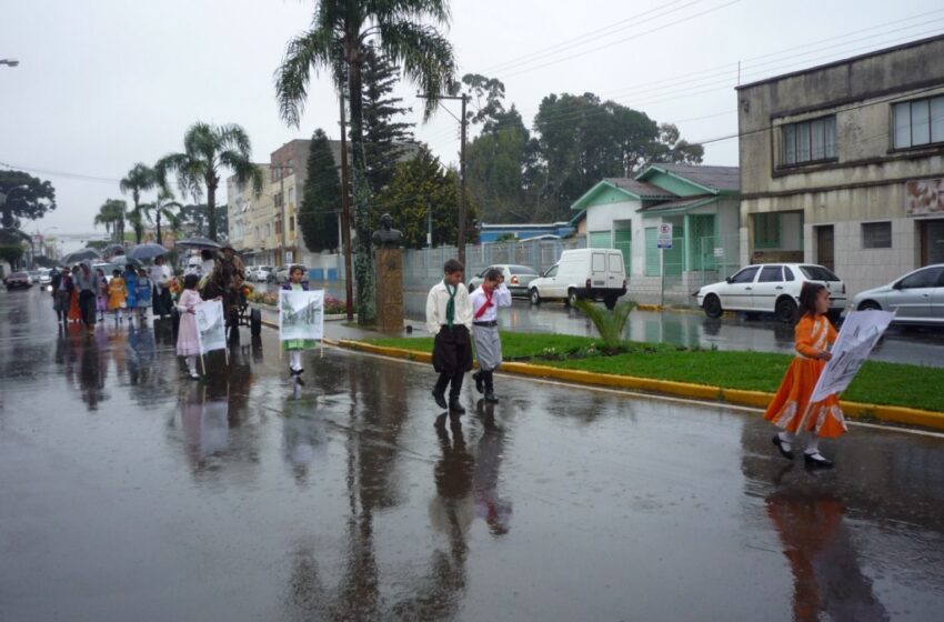 Desfile da Semana Farroupilha realizado com chuva em Vacaria
