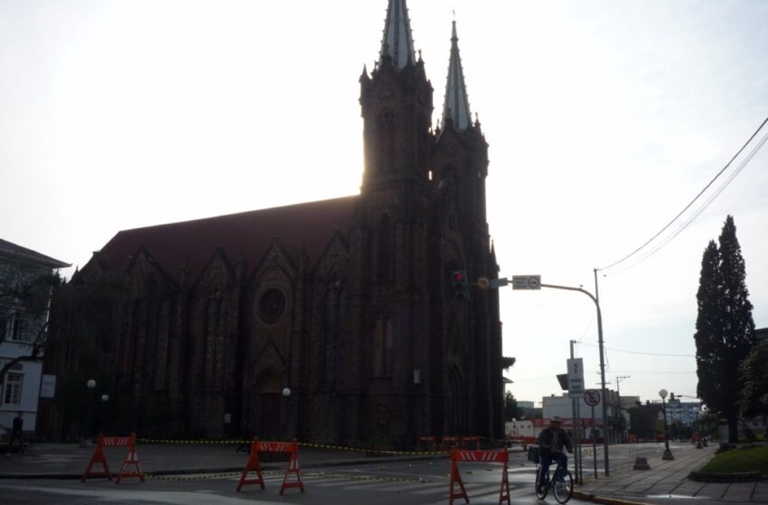 Liberado trânsito na frente da Catedral