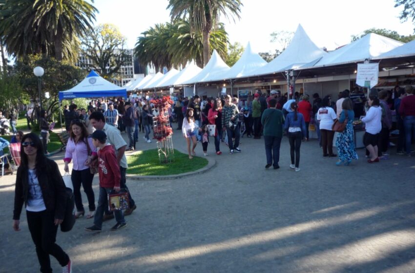  Fim de semana com sol levou grande público a Feira do Livro e do Artesanato na Praça Daltro Filho