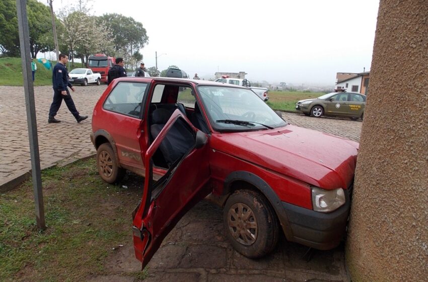  Acidente entre Van e Fiat Uno no Bairro Vitória deixa vários feridos