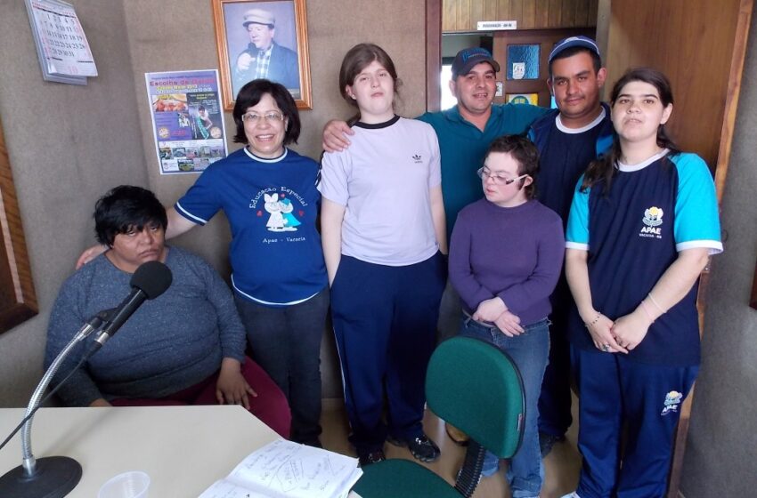 Alunos da APAE visitam Rádio Esmeralda e participam do Clube da Alegria
