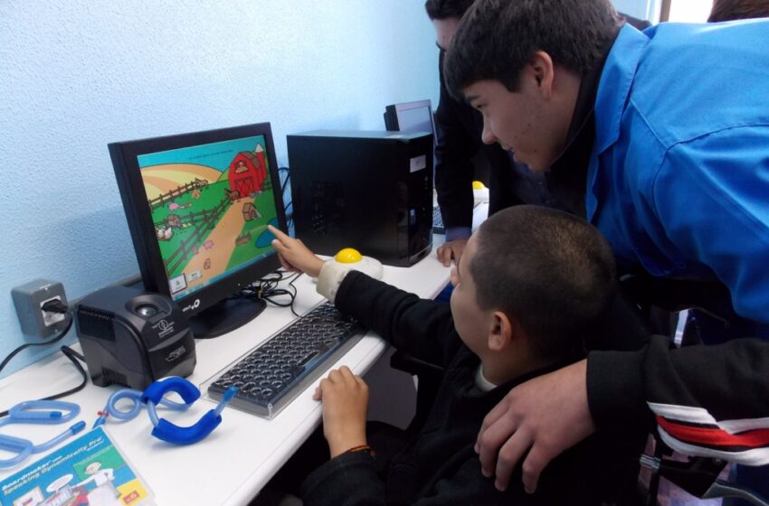 APAE inaugura sala de informática