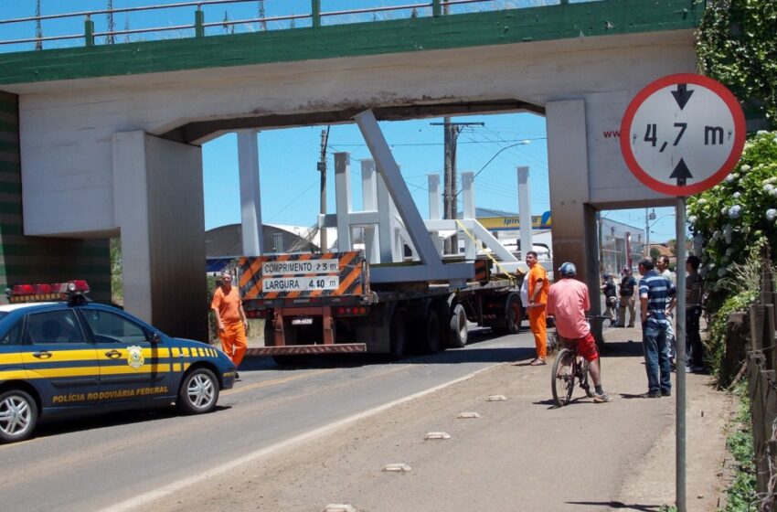 Excesso de altura faz com que caminhão bata em viaduto da Avenida Militar