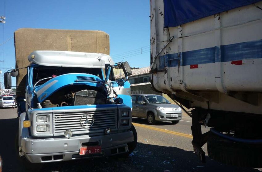 Acidente entre dois caminhões aumentou o congestionamento na Avenida Militar