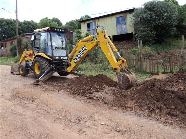 Administração Municipal continua realizando obras de calçamento e saneamento