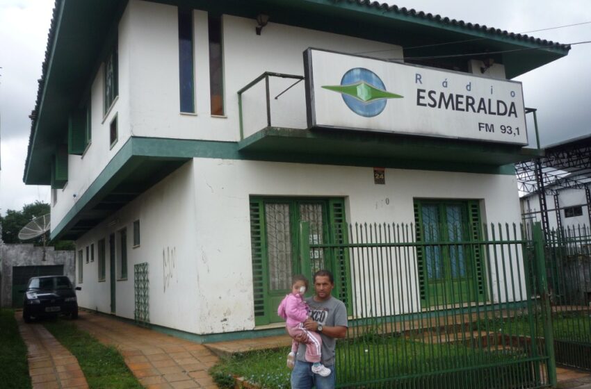  Rádio Esmeralda entrega alimentos doados por população a garotinha Yohana