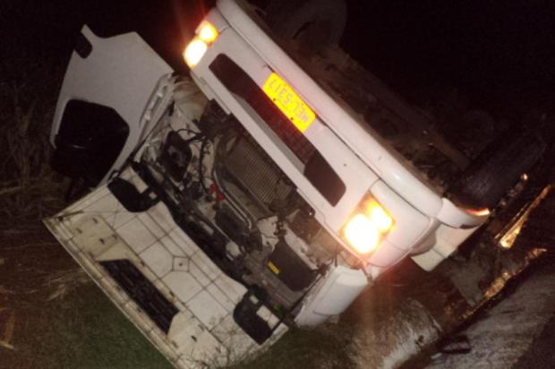  Capotamento de caminhão causa morte de motorista e deixa carga espalhada em Muitos Capões