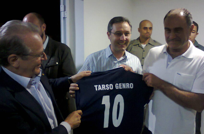 Governador recebe camisa do Glória