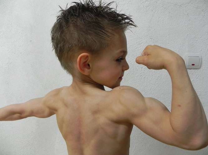 Com menos de 10 anos, irmãos malham e têm músculos de adulto