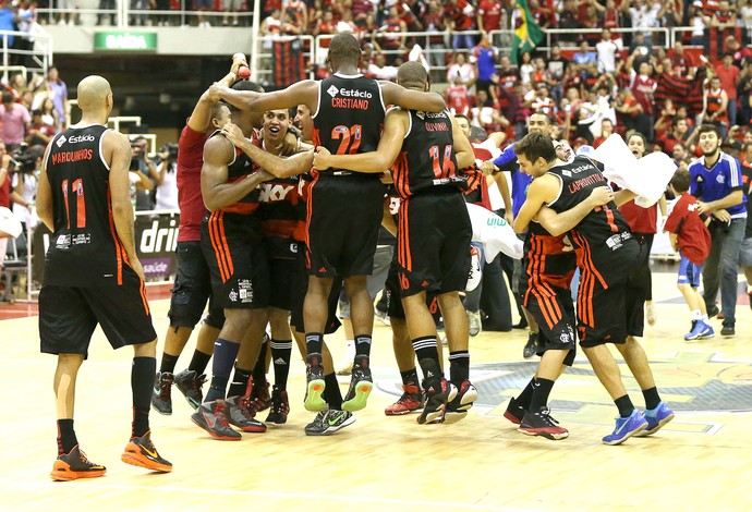 Flamengo bate Paulistano, leva o tri do NBB e provoca: “Aqui não é Vasco”