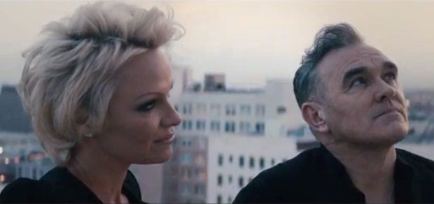 Com Pamela Anderson, Morrissey lança vídeo para promover single
