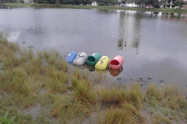 Lixeiras são atiradas na Lagoa do Rizzo, em Caxias do Sul