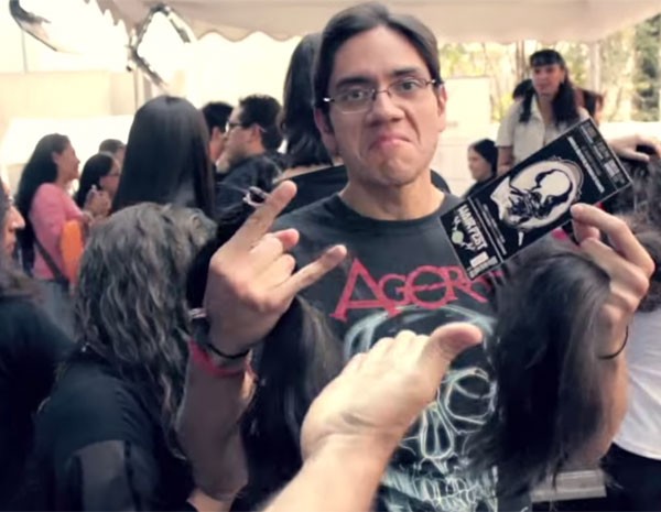 Metaleiros doam cabelo para crianças com câncer em festival no México