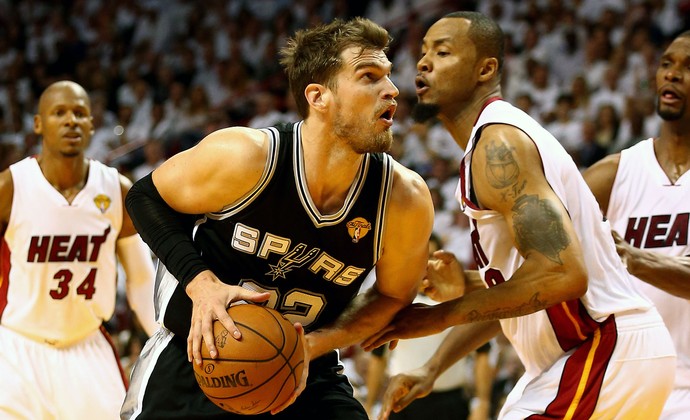 San Antonio faz 71 pontos no 1º tempo para bater Miami e liderar final da NBA