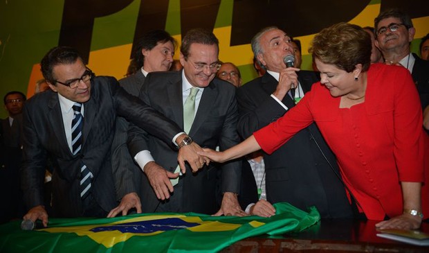 Apesar de ala dissidente, PMDB aprova apoio a Dilma nas eleições