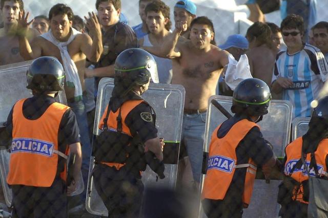 Todos os 2,1 mil barrabravas da lista serão deportados, diz chefe da Interpol