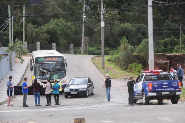 Moradores de seis bairros protestam em Caxias