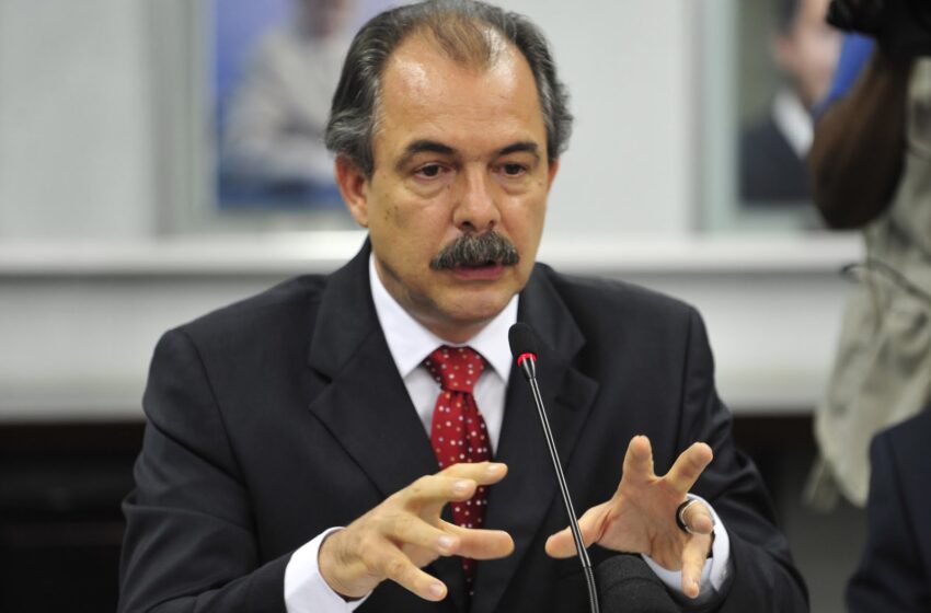 Mercadante convoca entrevista para responder a críticas do PSDB