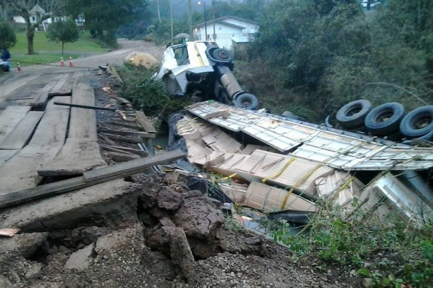 Daer avalia estragos na ponte que desabou entre Veranópolis e Fagundes Varela