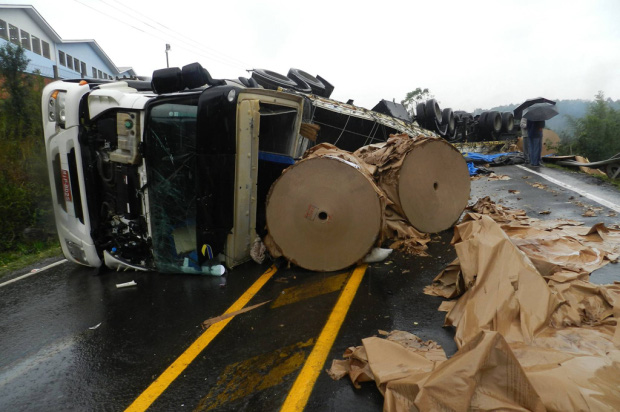 Caminhão capota na ERS-122 e deixa pista bloqueada em Flores da Cunha