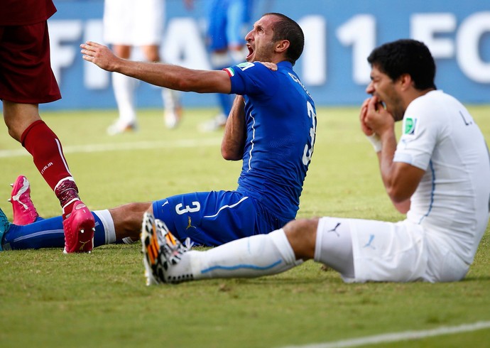 Fifa decide punir Suárez por nove partidas após mordida em Chiellini