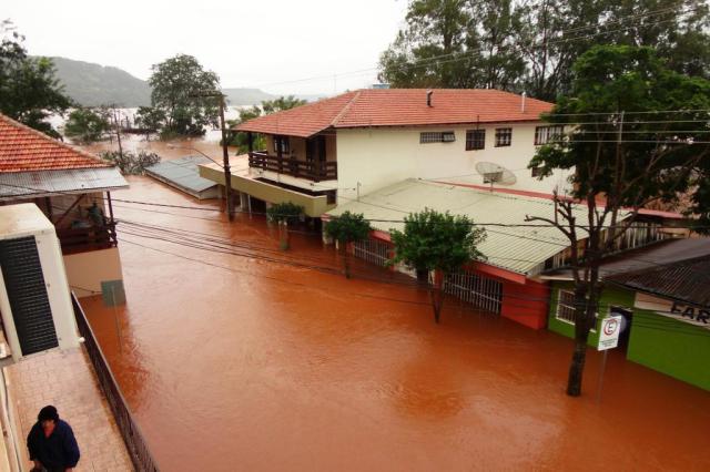 Mais de 4,6 mil pessoas seguem fora de casa devido à chuva no RS
