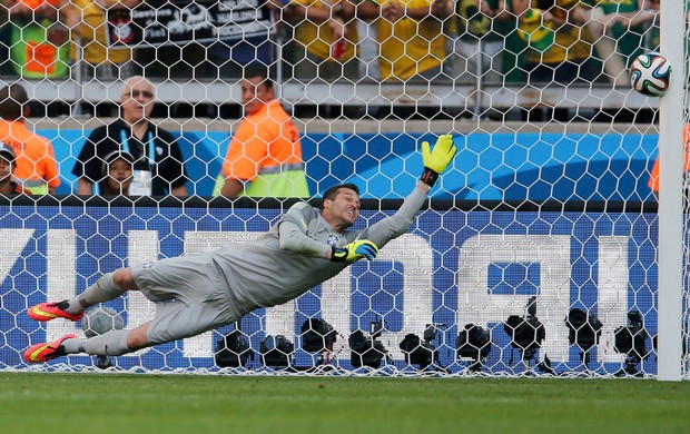Júlio Cesar pega dois pênaltis, Chile bate na trave, e Brasil vai às quartas