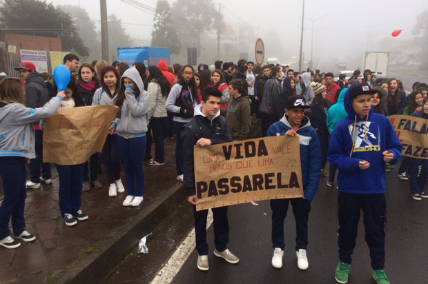 Estudantes protestam pela conclusão da passarela da BR-116, no bairro São Ciro, em Caxias do Sul