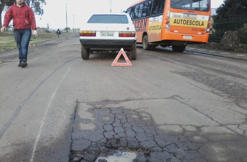 Buracos nas ruas e avenidas da cidade causam prejuízos aos usuários