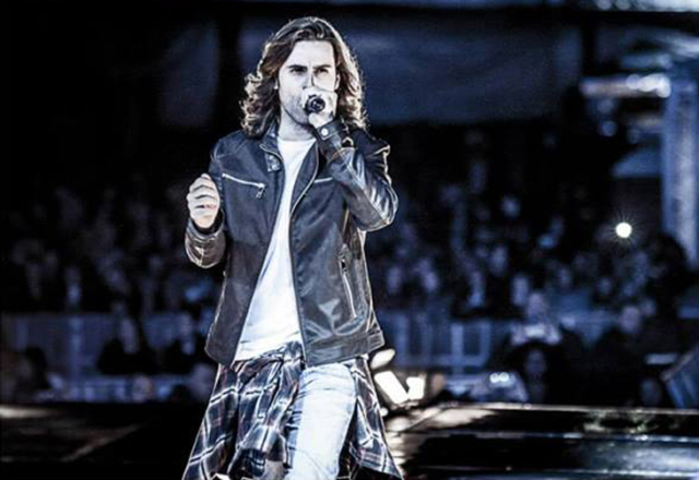 Vocalista da Reação em Cadeia é condenado por dano moral durante show