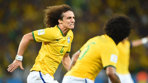 Zagueiros craques decidem, e Brasil avança, sofrendo