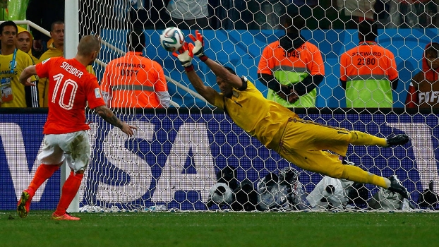 Goleiro brilha, Argentina despacha Holanda nos pênaltis e faz final da Copa no Brasil contra Alemanha