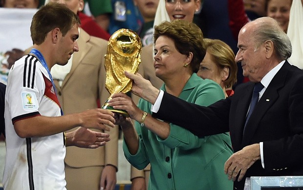 Dilma recebe vaias no Maracanã ao entregar taça à Alemanha