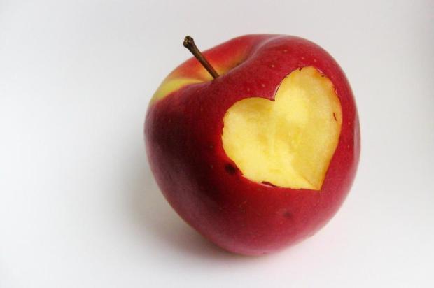 Estudo indica que comer uma maçã por dia pode melhorar vida sexual das mulheres