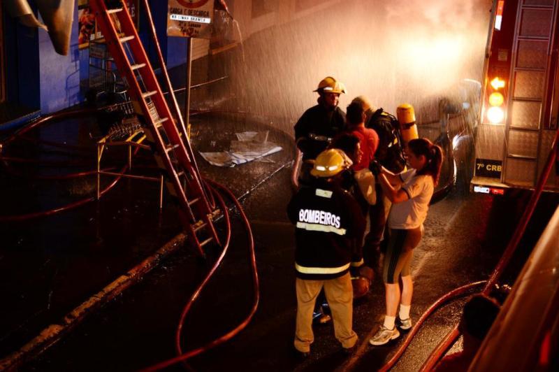 Bombeiros trabalham no rescaldo de incêndio em prédio no centro de Passo Fundo