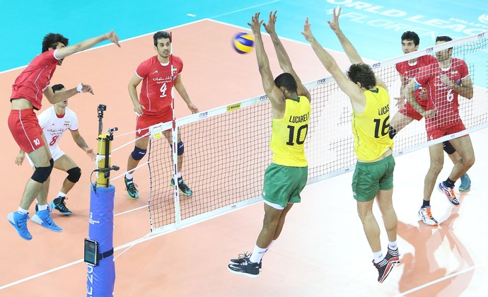 Brasil perde do Irã, elimina a Rússia, mas avança em 2º lugar à semi da Liga