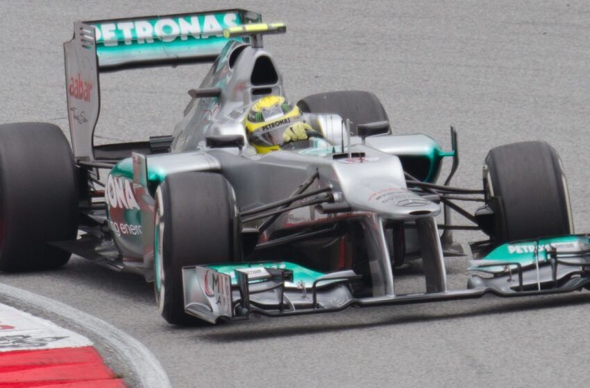 Nico vence em casa e Hamilton escala pelotão para ser o 3º. Massa capota