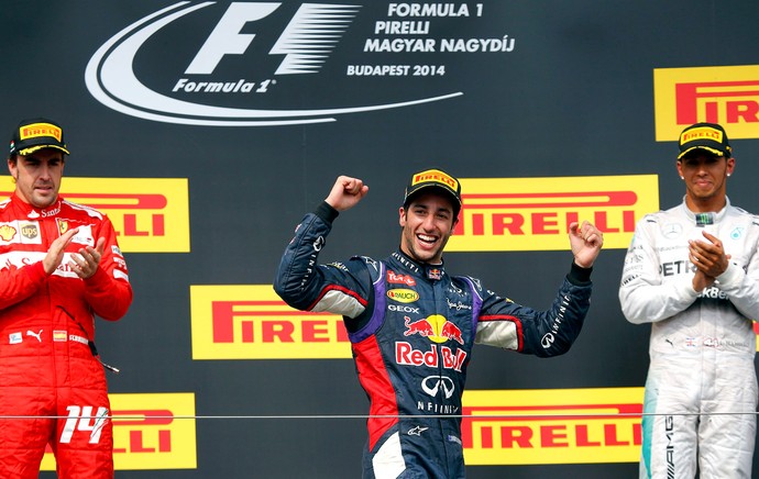 Ricciardo passa Alonso e Hamilton no fim e vence imprevisível GP da Hungria