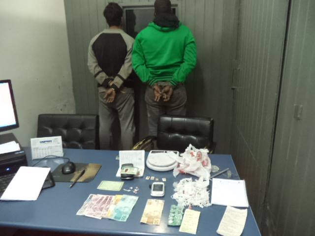 Policiais Civis e Militares prendem em flagrante dois homens acusados de tráfico de drogas em Vacaria