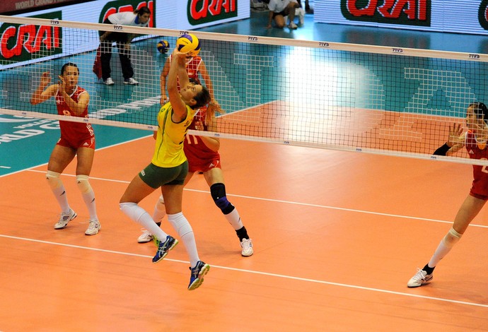 Jovem chinesa dá trabalho, mas Brasil vence em retorno de gala de Jaque