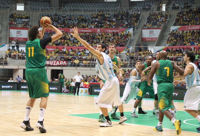 Com Splitter cestinha e toco fantástico de Varejão, Brasil derrota a Argentina