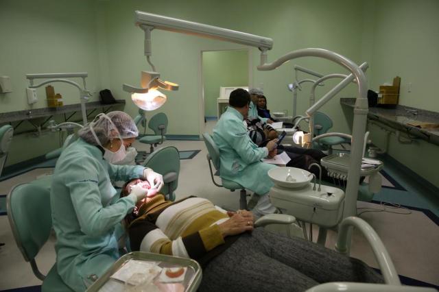 Estudantes usam equipamento sem esterilização e universidade abre sindicância