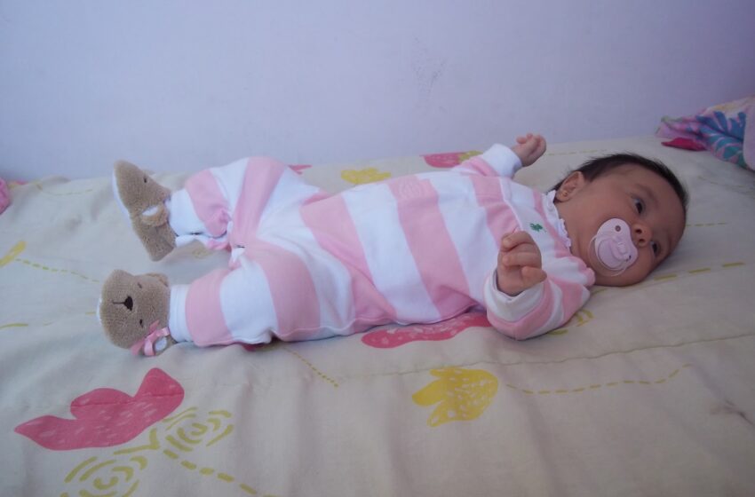 Chupeta ajuda bebê a sugar e reduz morte súbita