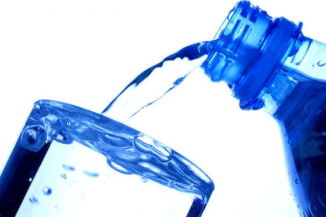As consequências da água mineral contaminada por bactéria