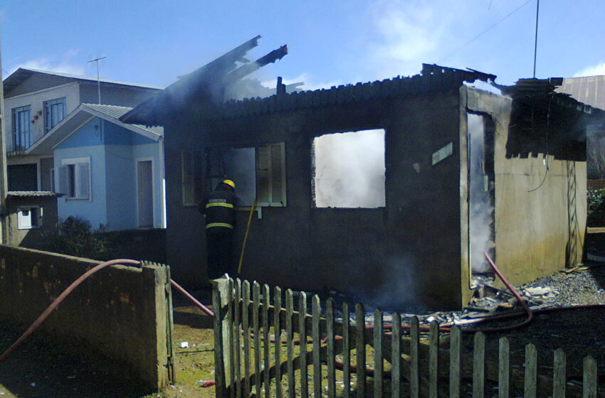 Incêndio destrói casa em Vacaria