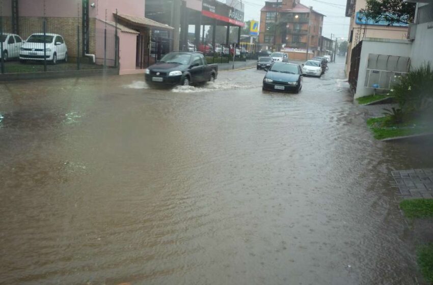 Chuva forte causa mais alagamentos na cidade nesta terça-feira