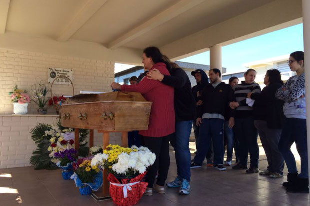Corpo de Lucas Morini é sepultado no Cemitério de Forqueta, em Caxias do Sul
