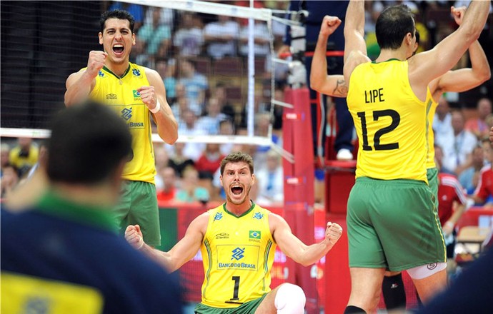 Trio deixa banco, tira Brasil do sufoco e garante quinta vitória no Mundial